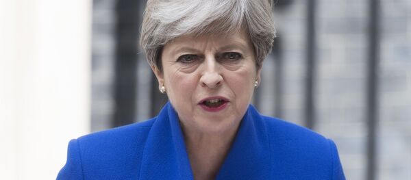 Премьер-министр Великобритании Тереза Мэй выступает перед журналистами после встречи с королевой Великобритании (Т. Мэй получила разрешение на формирование кабинета министров). - Sputnik Afrique