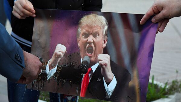 Участники акции против ракетных ударов по Сирии в Симферополе поджигают портрет президента США Дональда Трампа. - Sputnik Afrique