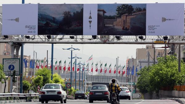 Cars drive past billboards in the Iranian capital Tehran on May 6, 2015 - Sputnik Afrique
