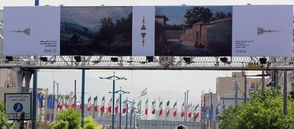 Cars drive past billboards in the Iranian capital Tehran on May 6, 2015 - Sputnik Afrique