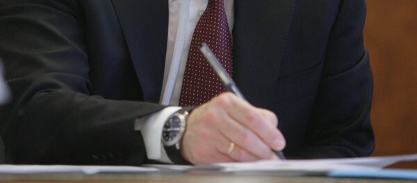 Vladimir Poutine avec un stylo - Sputnik Afrique