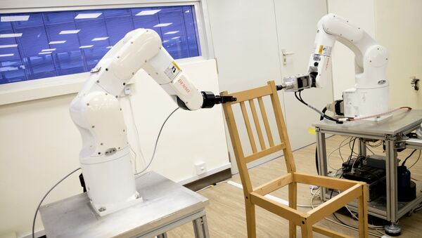 Robots assemble an Ikea chair at Nanyang Technological University (NTU) in Singapore April 17, 2018 - Sputnik Afrique