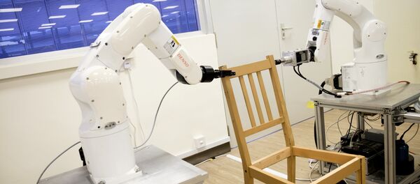 Robots assemble an Ikea chair at Nanyang Technological University (NTU) in Singapore April 17, 2018 - Sputnik Afrique