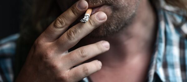 Un fumeur - Sputnik Afrique