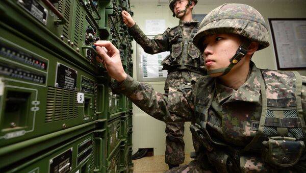 Soldats sud-coréens ajustent leur matériel de propagande - Sputnik Afrique