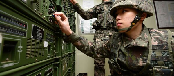 Soldats sud-coréens ajustent leur matériel de propagande - Sputnik Afrique