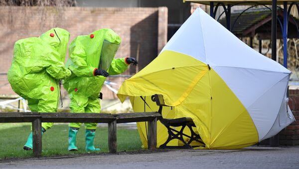 In this file photo taken on March 8, 2018 members of the emergency services in green biohazard encapsulated suits re-affix the tent over the bench where Russian spy Sergei Skripal and his daughter Yulia were found in critical condition on March 4 at The Maltings shopping centre in Salisbury, southern England - Sputnik Afrique
