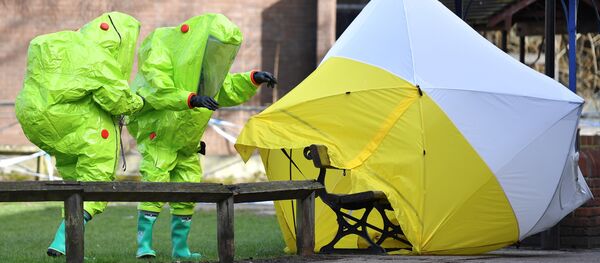In this file photo taken on March 8, 2018 members of the emergency services in green biohazard encapsulated suits re-affix the tent over the bench where Russian spy Sergei Skripal and his daughter Yulia were found in critical condition on March 4 at The Maltings shopping centre in Salisbury, southern England - Sputnik Afrique