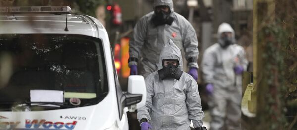 Investigators in protective clothing remove a van from an address in Winterslow, Wiltshire, as part of their investigation into the nerve-agent poisoning of ex-spy Sergei Skripal and his daughter, in England, Monday, March 12, 2018 - Sputnik Afrique