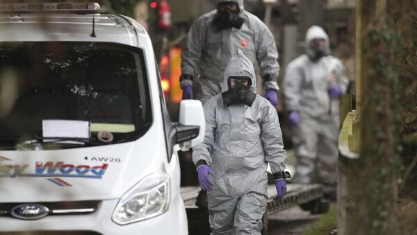 Investigators in protective clothing remove a van from an address in Winterslow, Wiltshire, as part of their investigation into the nerve-agent poisoning of ex-spy Sergei Skripal and his daughter, in England, Monday, March 12, 2018 - Sputnik Afrique
