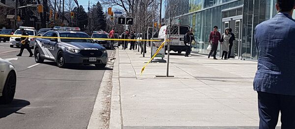 Police officers arrest suspect driver after a van hit multiple people at a major intersection in Toronto - Sputnik Afrique
