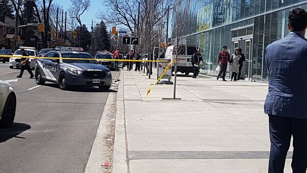 Police officers arrest suspect driver after a van hit multiple people at a major intersection in Toronto - Sputnik Afrique