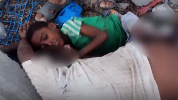 Le visage de la guerre: un garçon accroché à son père tué par une frappe au Yémen - Sputnik Afrique