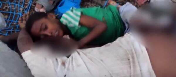 Le visage de la guerre: un garçon accroché à son père tué par une frappe au Yémen  - Sputnik Afrique