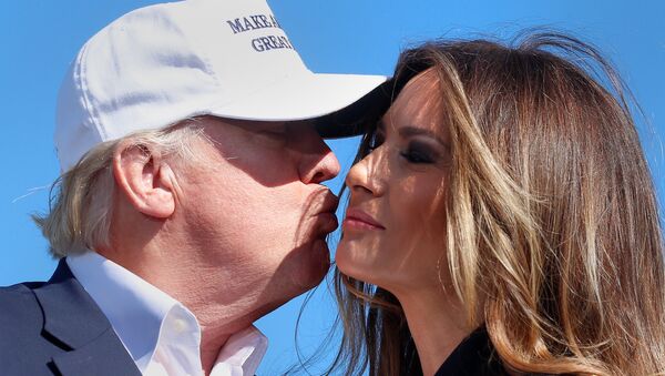 Republican presidential nominee Donald Trump kisses his wife Melania Trump at a campaign rally in Wilmington, North Carolina Florida, U.S. November 5, 2016. - Sputnik Afrique