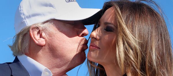 Republican presidential nominee Donald Trump kisses his wife Melania Trump at a campaign rally in Wilmington, North Carolina Florida, U.S. November 5, 2016. - Sputnik Afrique