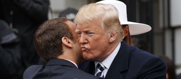 President Donald Trump greets French President Emmanuel Macron as he arrives for a State Arrival Ceremony on the South Lawn of the White House in Washington, Tuesday, April 24, 2018. - Sputnik Afrique