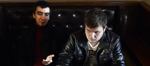 Russian pranksters (L-R) Vladimir Vovan Kuznetsov, 30, and Alexei Lexus Stolyarov, 28, speak during an interview with AFP at a bar in Moscow, on March 14, 2016 - Sputnik Afrique
