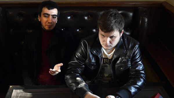Russian pranksters (L-R) Vladimir Vovan Kuznetsov, 30, and Alexei Lexus Stolyarov, 28, speak during an interview with AFP at a bar in Moscow, on March 14, 2016 - Sputnik Afrique