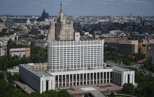 Le gratte-ciel stalinien sur la Place Koudrine derrière la Maison du gouvernement de Russie - Sputnik Afrique