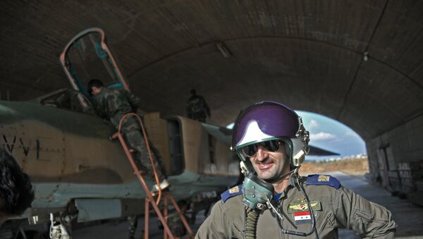 Un pilote des forces aériennes syriennes dans la base aérienne de Hama - Sputnik Afrique