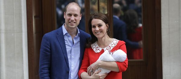 ritain's Prince William and Kate, Duchess of Cambridge pose for a photo with their newborn baby son as they leave the Lindo wing at St Mary's Hospital in London London, Monday, April 23, 2018 - Sputnik Afrique