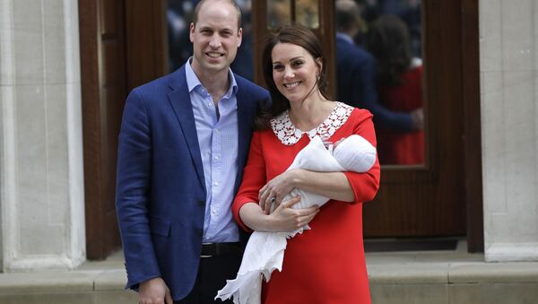 ritain's Prince William and Kate, Duchess of Cambridge pose for a photo with their newborn baby son as they leave the Lindo wing at St Mary's Hospital in London London, Monday, April 23, 2018 - Sputnik Afrique