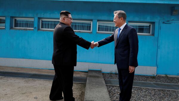 Kim Jong-un et Moon Jae-in sur la ligne de démarcation militaire qui divise la péninsule coréenne - Sputnik Afrique