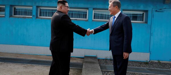 Kim Jong-un et Moon Jae-in sur la ligne de démarcation militaire qui divise la péninsule coréenne - Sputnik Afrique