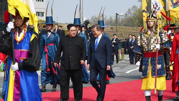 Kim Jong-un et Moon Jae-in lors du sommet intercoréen à Panmunjeom - Sputnik Afrique