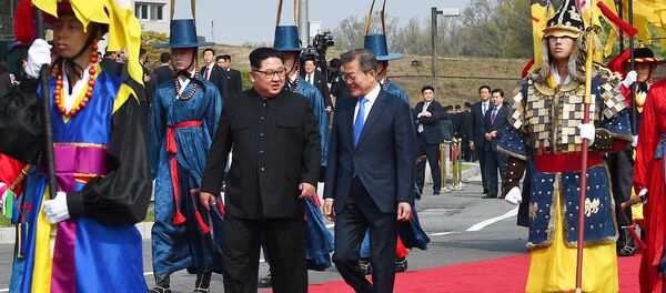 Kim Jong-un et Moon Jae-in lors du sommet intercoréen à Panmunjeom - Sputnik Afrique