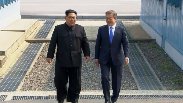 In this image taken from video provided by Korea Broadcasting System (KBS) Friday, April 27, 2018, North Korean leader Kim Jong Un, left, and South Korean President Moon Jae-in walk together as Kim crossed the border into South Korea for their historic face-to-face talks, in Panmunjom. - Sputnik Afrique