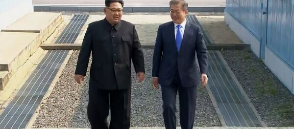 In this image taken from video provided by Korea Broadcasting System (KBS) Friday, April 27, 2018, North Korean leader Kim Jong Un, left, and South Korean President Moon Jae-in walk together as Kim crossed the border into South Korea for their historic face-to-face talks, in Panmunjom. - Sputnik Afrique