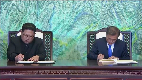 Rencontre entre les dirigeants des deux Corées Kim Jong-un et Moon Jae-in à Panmunjeom - Sputnik Afrique