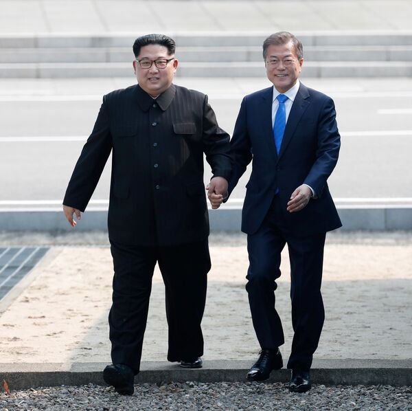 Rencontre des dirigeants sud-coréen et nord-coréen Moon Jae-in et Kim Jong-un - Sputnik Afrique