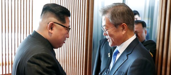 South Korean President Moon Jae-in shakes hands with North Korean leader Kim Jong Un at the truce village of Panmunjom inside the demilitarized zone separating the two Koreas, South Korea, April 27, 2018 - Sputnik Afrique