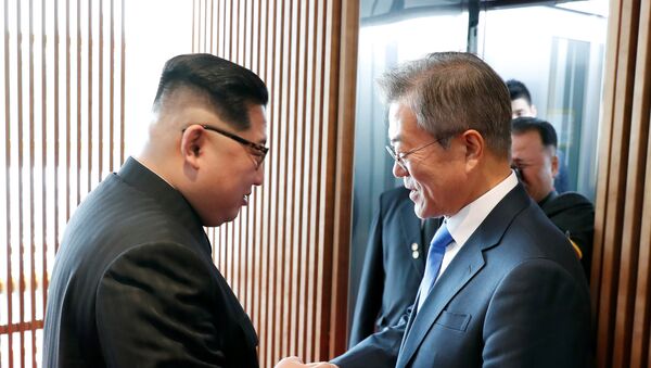South Korean President Moon Jae-in shakes hands with North Korean leader Kim Jong Un at the truce village of Panmunjom inside the demilitarized zone separating the two Koreas, South Korea, April 27, 2018 - Sputnik Afrique