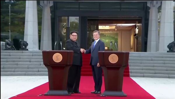 South Korean President Moon Jae-in and North Korean leader Kim Jong Un shake hands after delivering a joint statement during the inter-Korean summit at the truce village of Panmunjom, in this still frame taken from video, South Korea April 27, 2018 - Sputnik Afrique