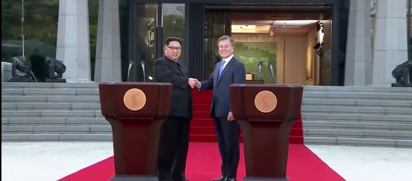 South Korean President Moon Jae-in and North Korean leader Kim Jong Un shake hands after delivering a joint statement during the inter-Korean summit at the truce village of Panmunjom, in this still frame taken from video, South Korea April 27, 2018 - Sputnik Afrique