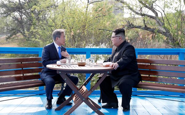 Les dirigeants nord-coréen Kim Jong-un et sud-coréen Moon Jae-in lors du sommet intercoréen Les dirigeants nord-coréen Kim Jong-un et sud-coréen Moon Jae-in lors du sommet intercoréen - Sputnik Afrique
