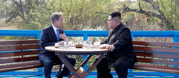 Moon Jae-in (à gauche) et Kim Jong Un - Sputnik Afrique