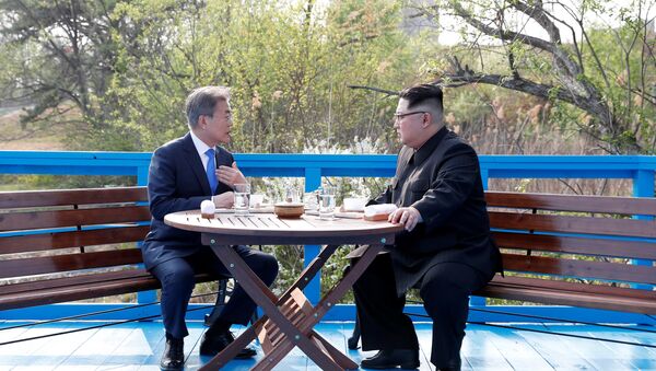Moon Jae-in (à gauche) et Kim Jong Un - Sputnik Afrique