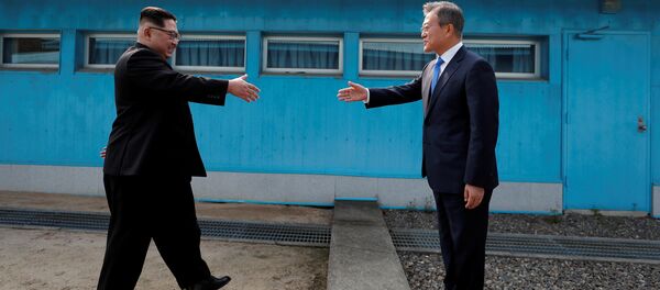 Rencontre des dirigeants sud-coréen et nord-coréen Moon Jae-in et Kim Jong-un - Sputnik Afrique