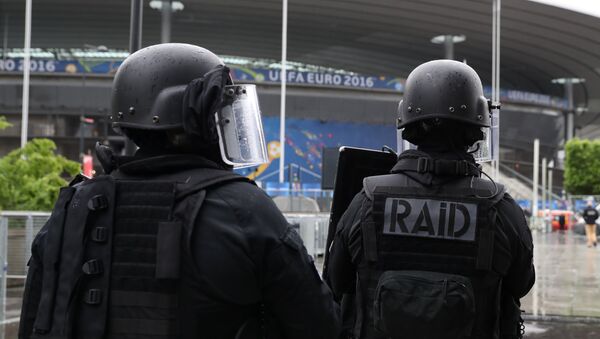 Des membres du RAID participent à une simulation d'attaque terroriste en 2016 près du Stade de France - Sputnik Afrique