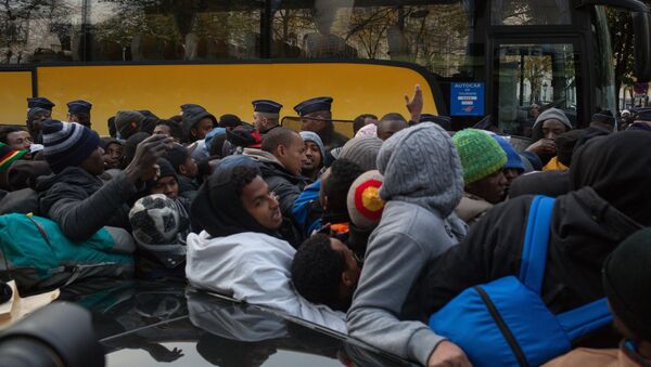 Эвакуация крупного лагеря мигрантов в Париже - Sputnik Afrique