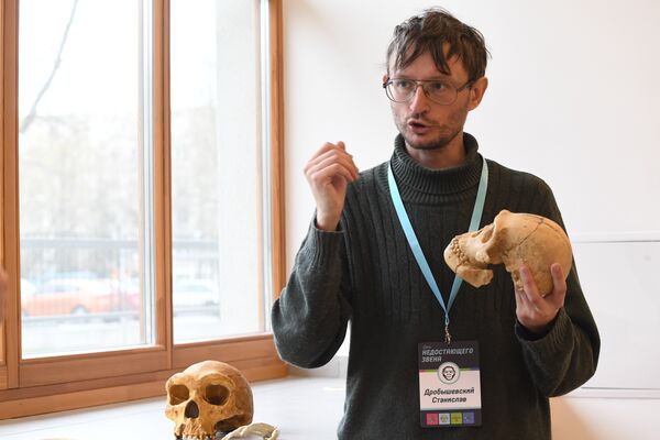 L'anthropologue Stanislav Drobychevski présente le moulage du crâne de l'Homo naledi en comparaison avec le crâne humain - Sputnik Afrique