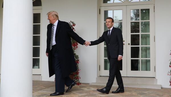 French President Emmanuel Macron (R) and US President Donald Trump walk to the Oval Office prior to a meeting at the White House in Washington, DC, on April 24, 2018. - Sputnik Afrique