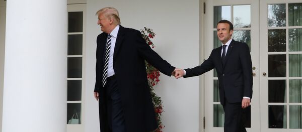 French President Emmanuel Macron (R) and US President Donald Trump walk to the Oval Office prior to a meeting at the White House in Washington, DC, on April 24, 2018. - Sputnik Afrique
