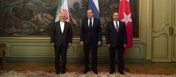 Russian Foreign Minister Sergey Lavrov, center, Turkey's Foreign Minister Mevlut Cavusoglu, right, and Iranian Foreign Minister Mohammad Javad Zarif pose for a photographers during their meeting in Moscow, Russia, Saturday, April 28, 2018 - Sputnik Afrique