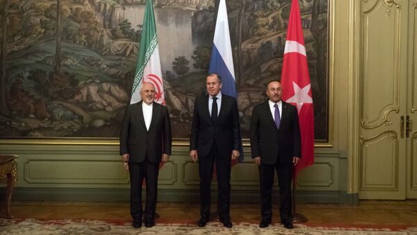 Russian Foreign Minister Sergey Lavrov, center, Turkey's Foreign Minister Mevlut Cavusoglu, right, and Iranian Foreign Minister Mohammad Javad Zarif pose for a photographers during their meeting in Moscow, Russia, Saturday, April 28, 2018 - Sputnik Afrique
